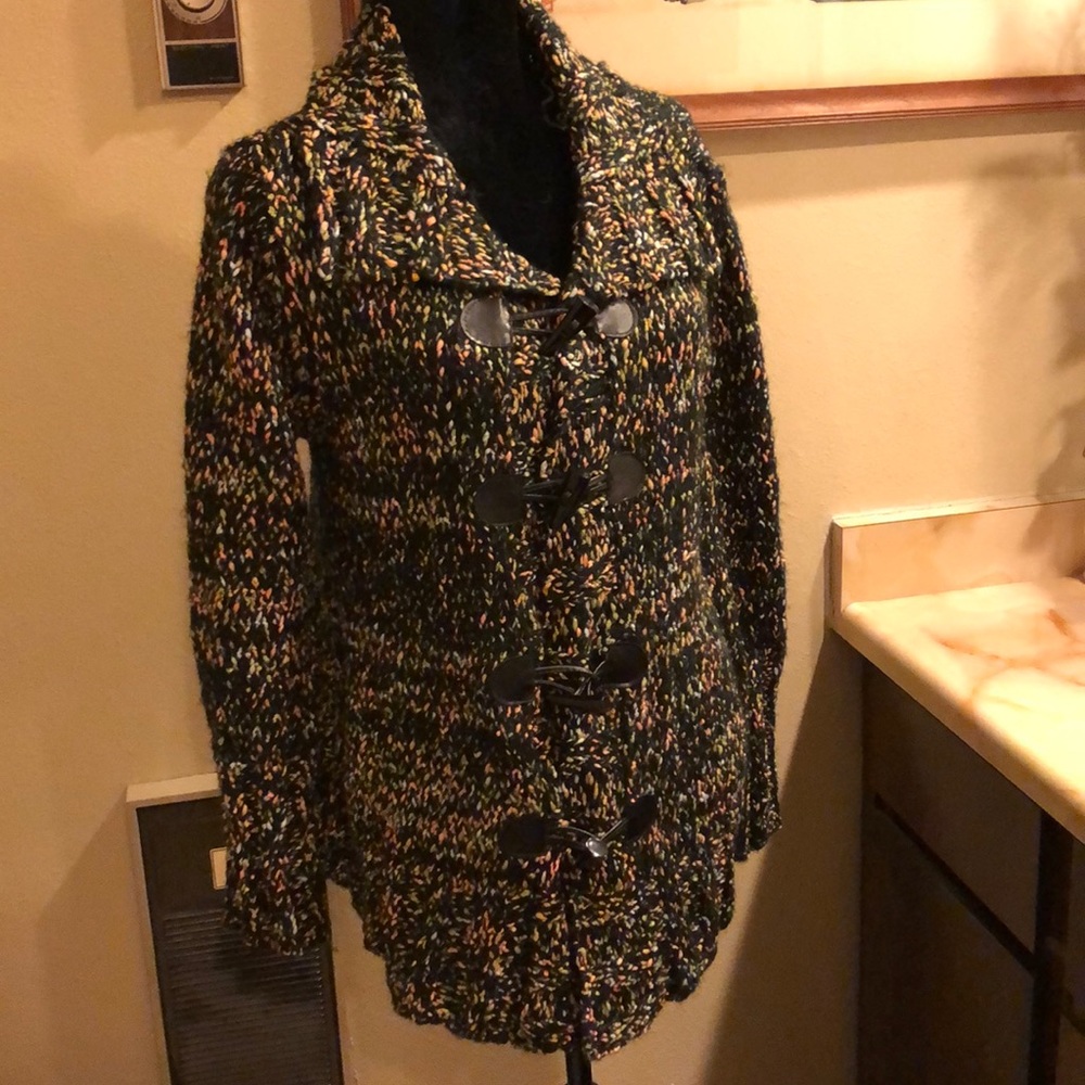 Tweed cardigan with toggle closure